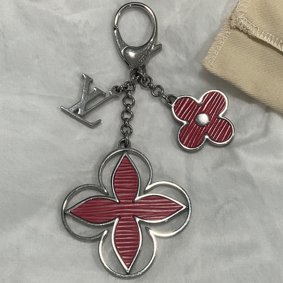 Louis Vuitton Fleur d'Epi bag charm in red with silver-tone hardware - Picture 2 of 9